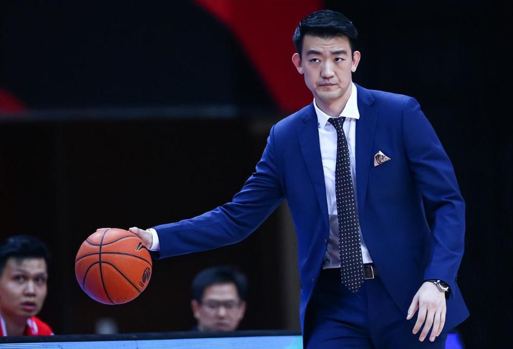 长满鬃毛的雄狮以正面造型亮相，占据海报的大面积位置，在雄狮身前未成年的小狮子则以懵懂的眼神打量世界。