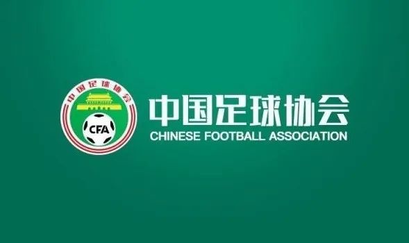 成龙携景甜宣传新片 跪地接小影迷花亲民范十足 2013-12-25 12月24日，《警察故事2013》天津宣传。