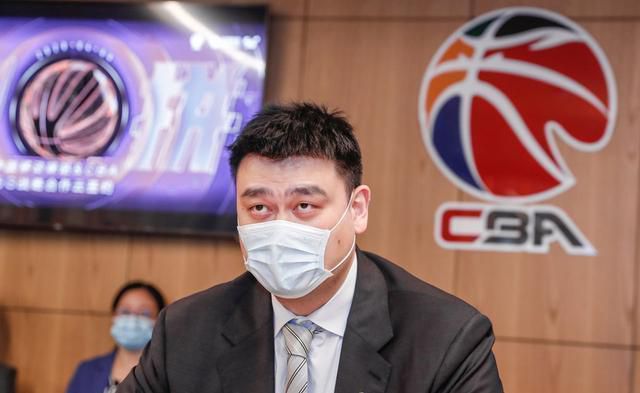 被李维嘉问婚礼具体日期，向佐反将一军“你跟向太比较熟，直接问她啊”，向佐还将话题转移到杜海涛身上 向佐计划年内与郭碧婷完婚 被问地点答案引爆笑 2019-07-02 7月2日，向佐受邀赴上海出席品牌活动。