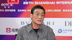 当天，荷兰弟身穿棕色衬衫现身，剪短的新发型更显年轻。