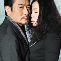 艾薇儿和男友出街 豪饮奶茶身材丰腴 2021-05-12 黑色外套也难挡丰腴身材，两人勾肩搭背十分亲密。